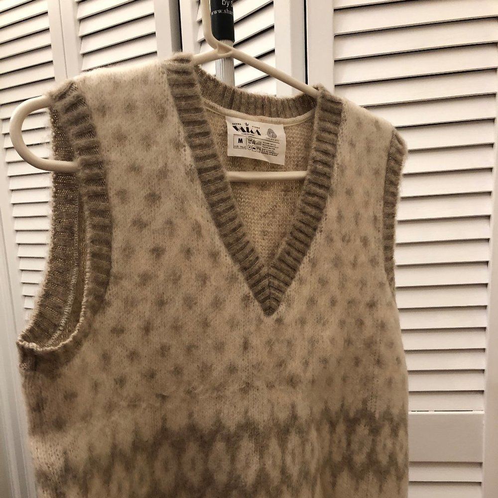 Vaka (Iceland) Men sleeveless sweater Pure Wool